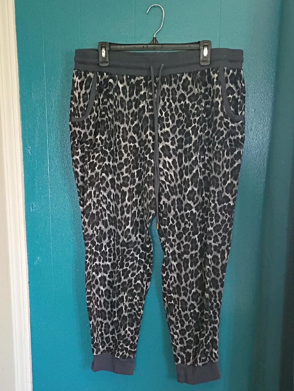 Secret Treasures Black and Gray Leopard-Print Pajama Joggers